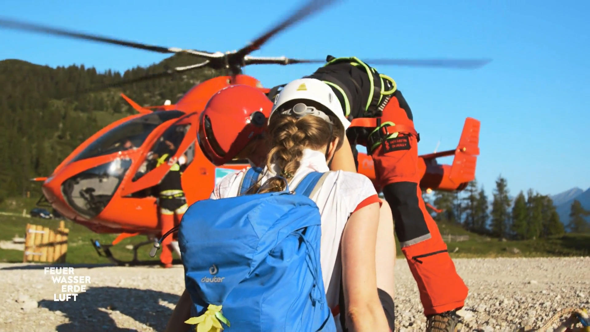 Die verletzte Kletterin an der Felswand muss gerettet werden