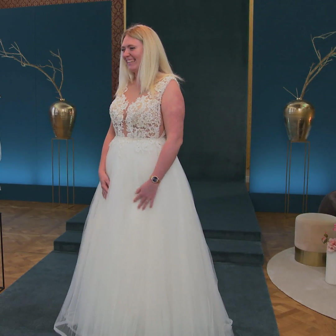 Das erste Kleid lässt gleich die Tränen kullern