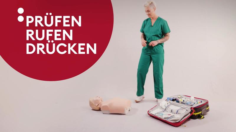 Dr. Carola Holzner zeigt die Herzdruckmassage