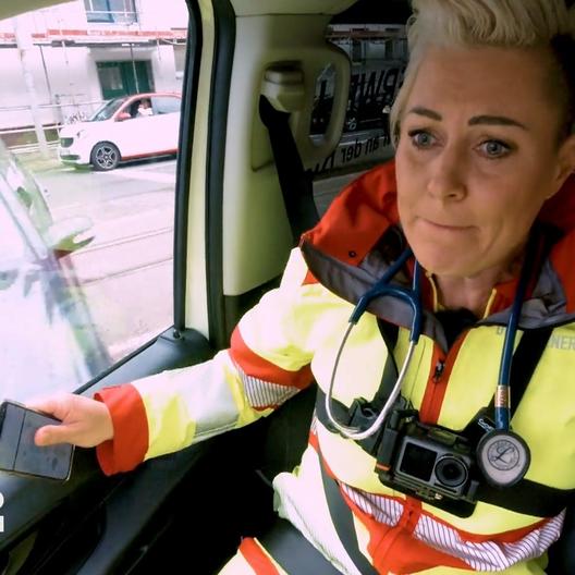 Auf dem Weg zum Einsatzort, nimmt ein PKW dem Rettungswagen die Vorfahrt