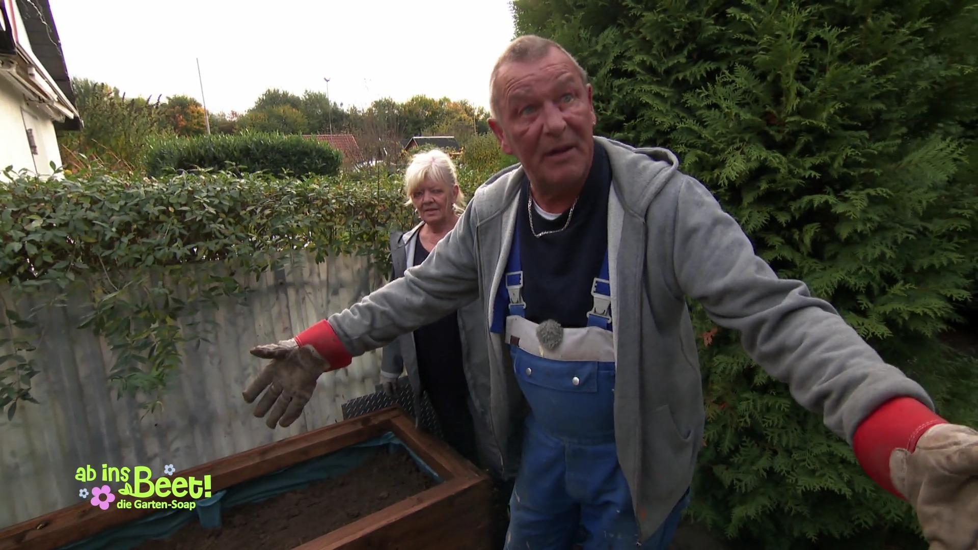 Ralle muss seine Hecke stutzen