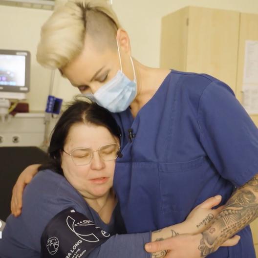 Eine Patientin mit Herzrhythmusstörung bangt vor einer Behandlung ums Leben