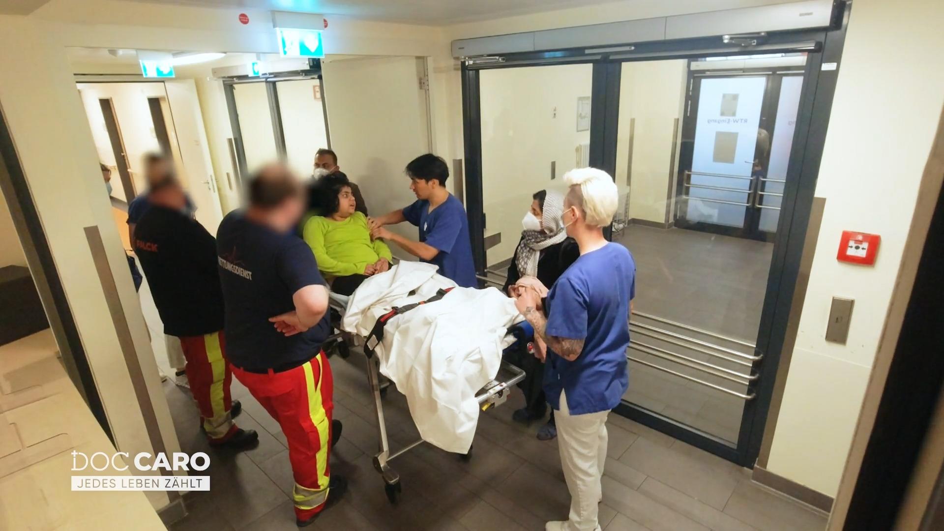 Mädchen hat sich beide Unterarme gebrochen