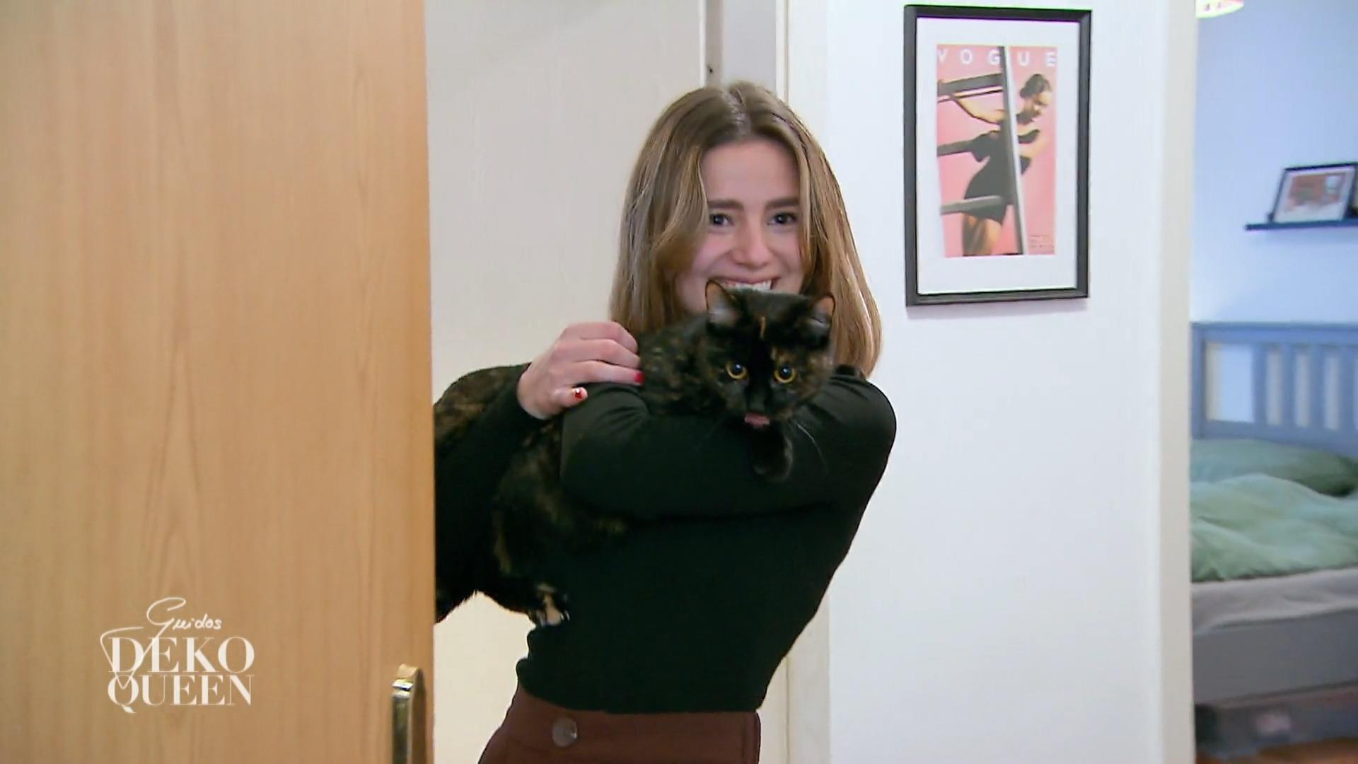 Alicia präsentiert ihre Wohnung