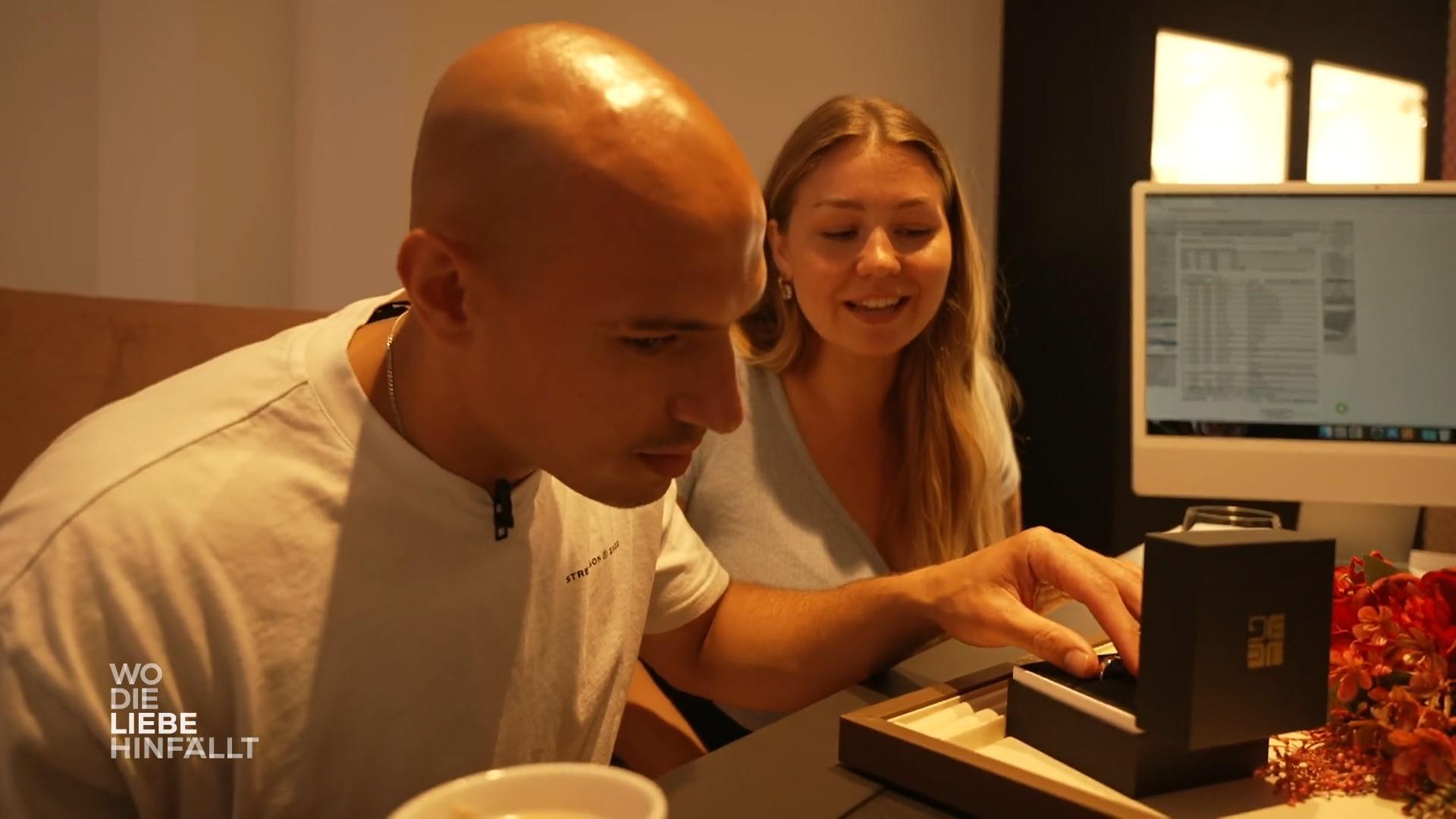 Niko und Sarah suchen ihre Eheringe aus