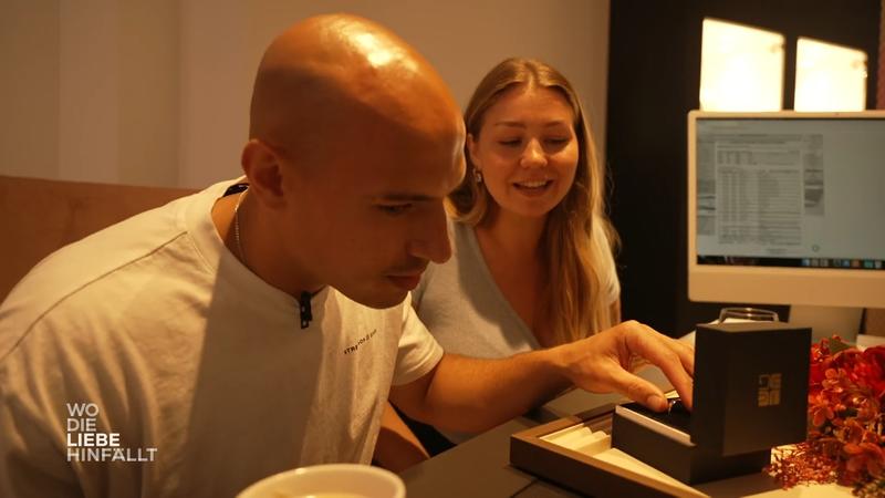 Niko und Sarah suchen ihre Eheringe aus