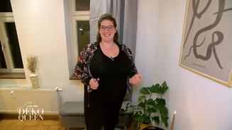Charlotte schafft Ordnung im Raum