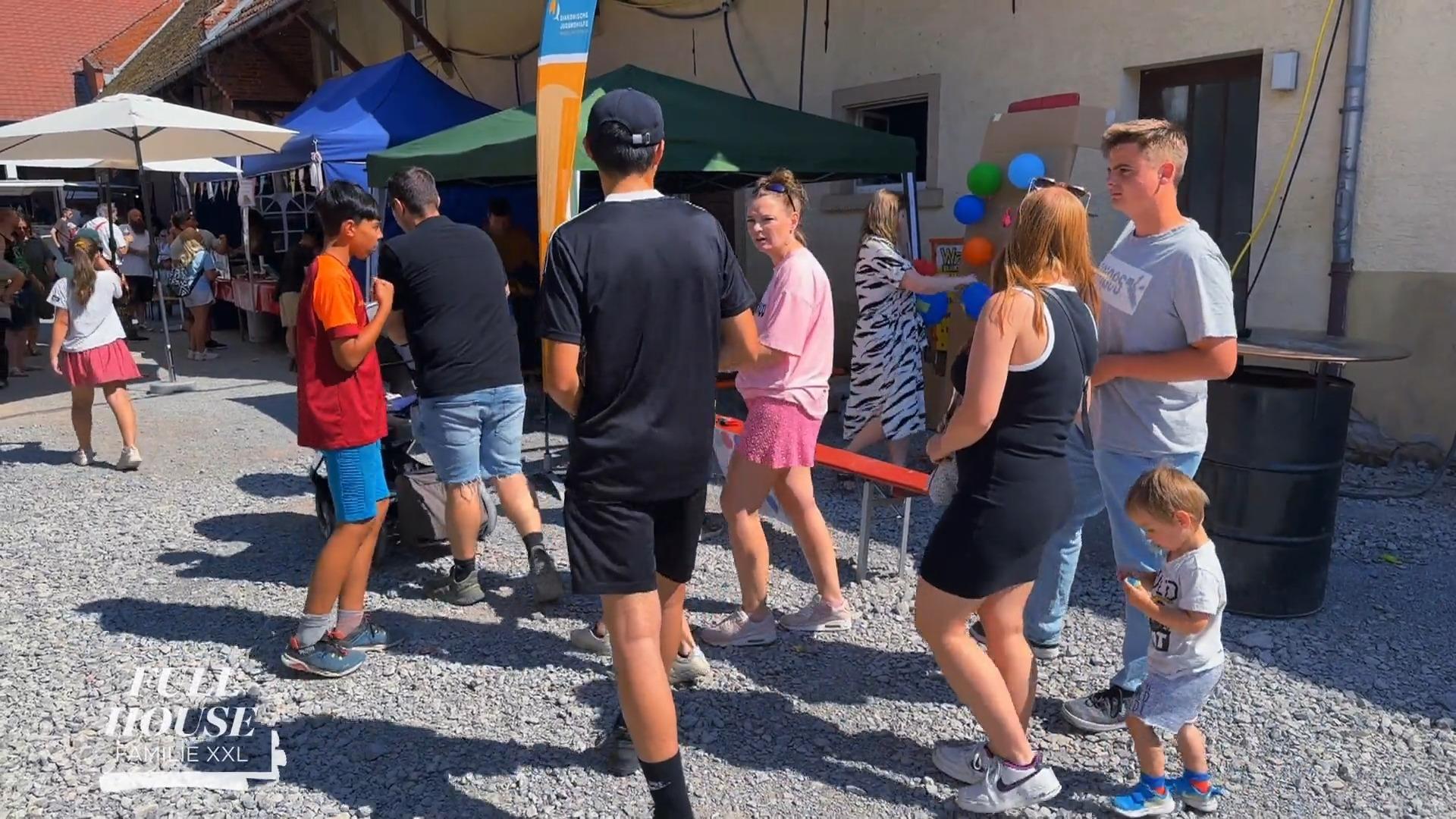 Mit neun Kindern auf dem Dorffest