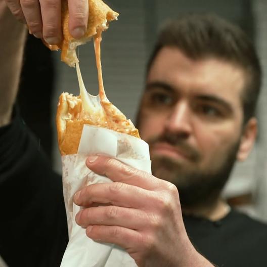 Der Foodexperte Sebastian Lege entdeckt die frittierte Pizza.