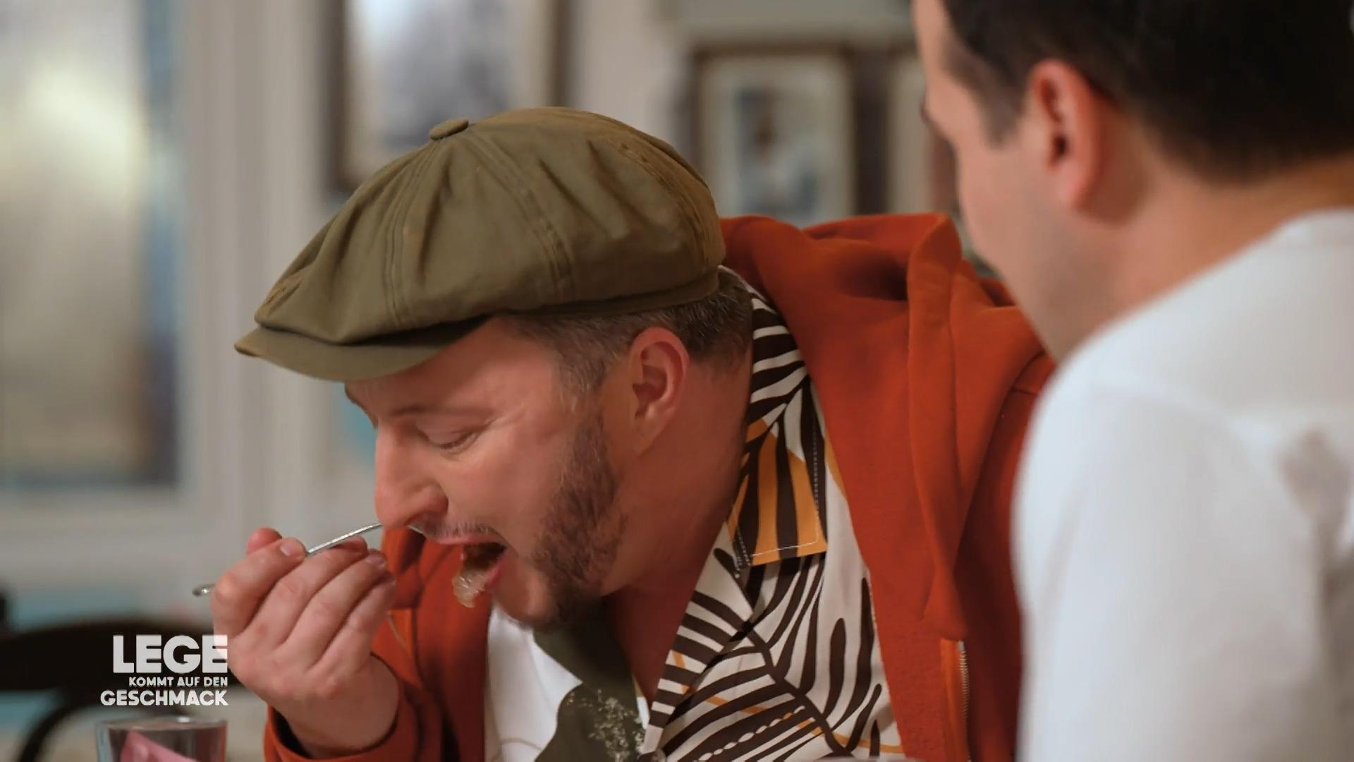 Sebastian Lege probiert den Ur-Döner