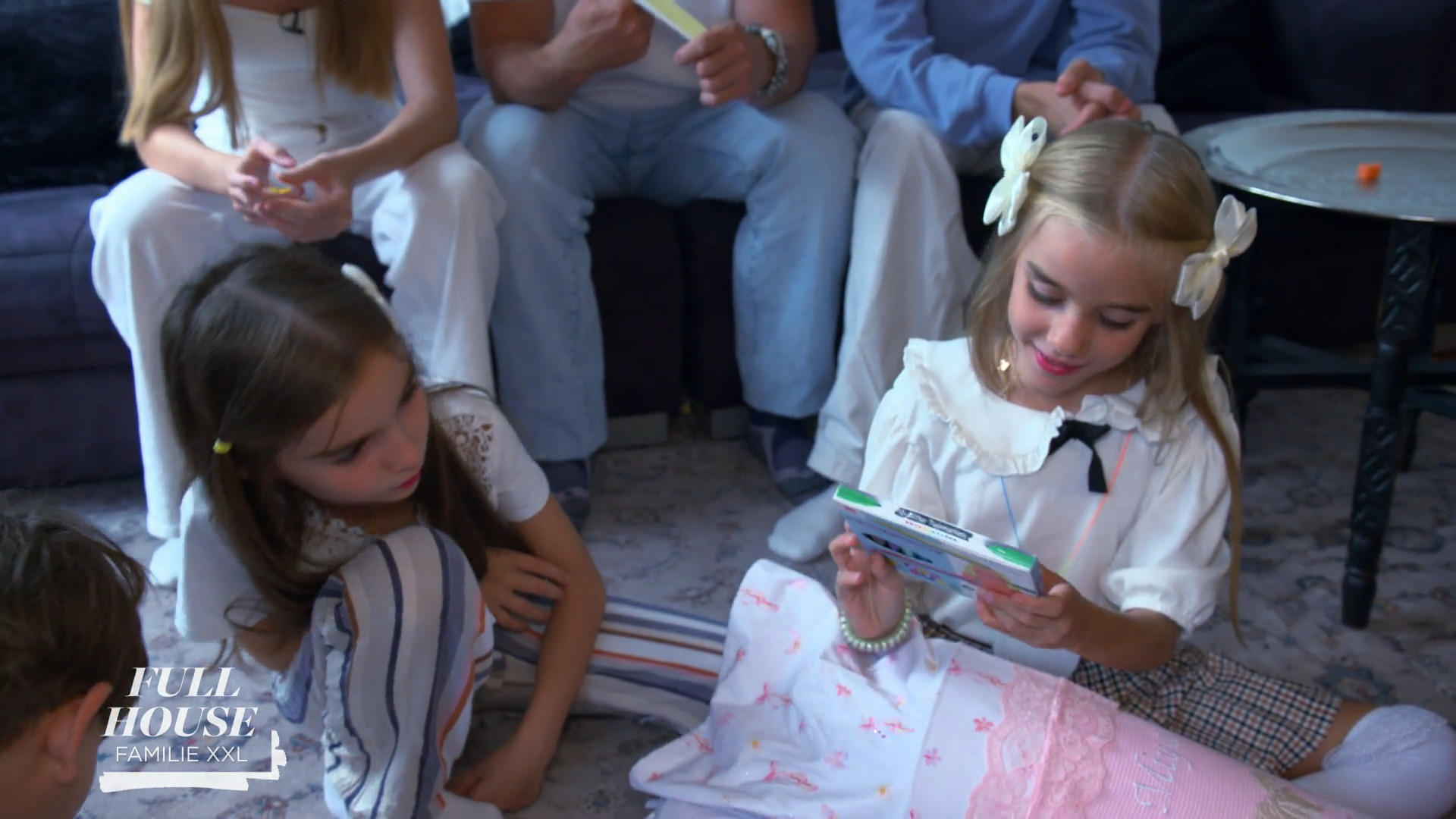 Miya packt ihre Schultüte aus