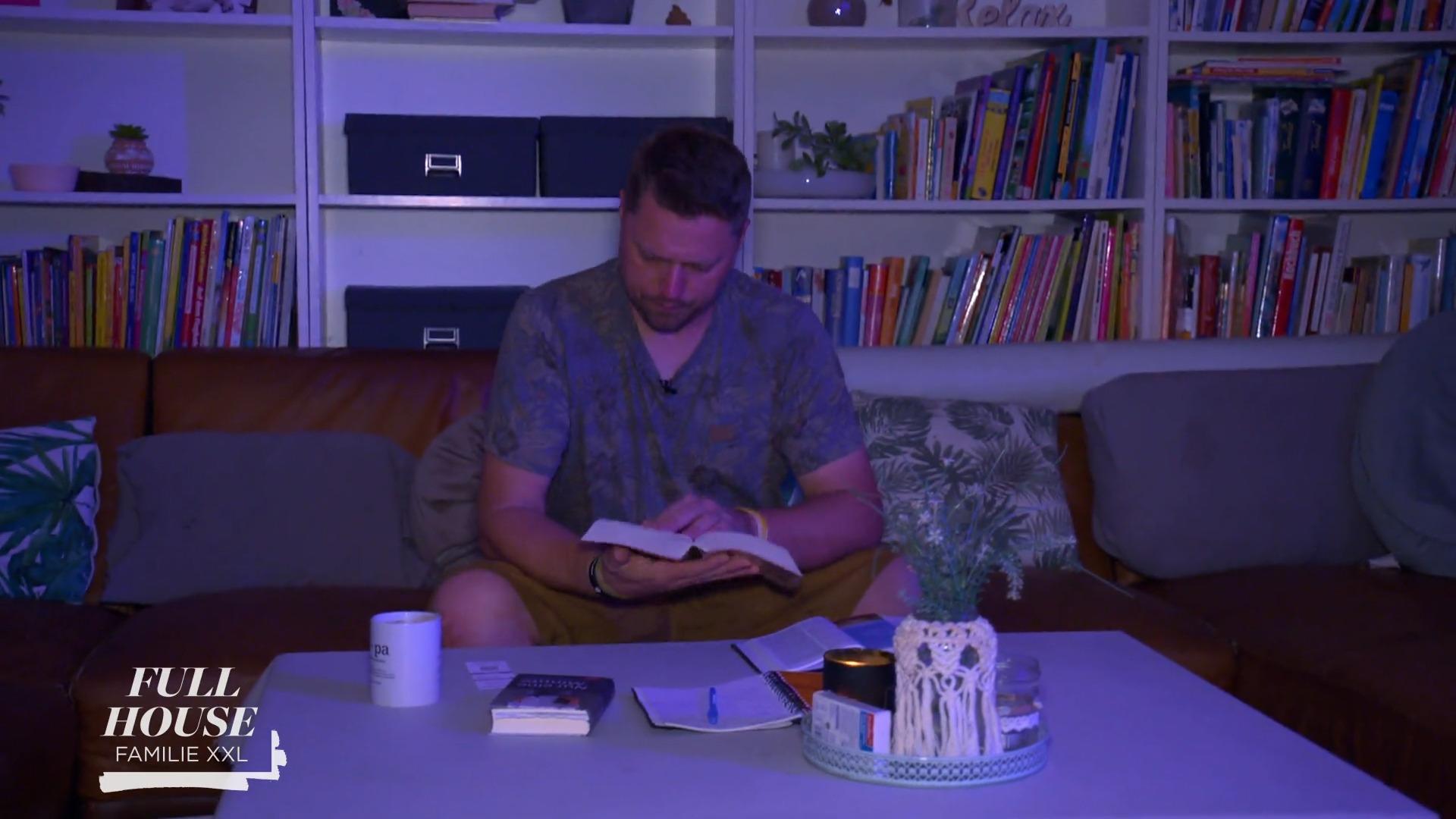 Familienvater Michael startet mit der Bibel in den Tag