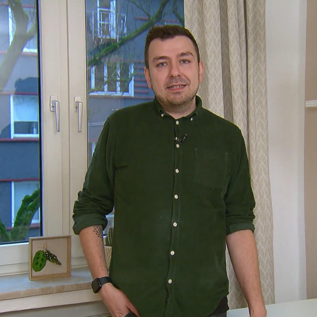 Özkan präsentiert sein Büro in Naturtönen