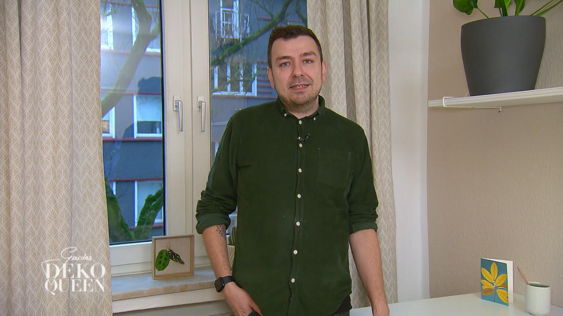 Özkan präsentiert sein Büro in Naturtönen