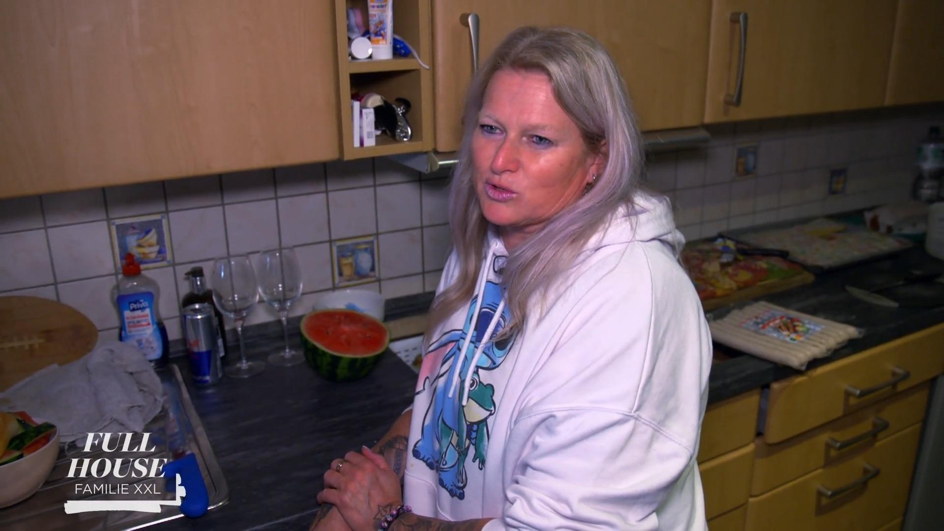 Rabea bereitet das Essen für die Gäste vor