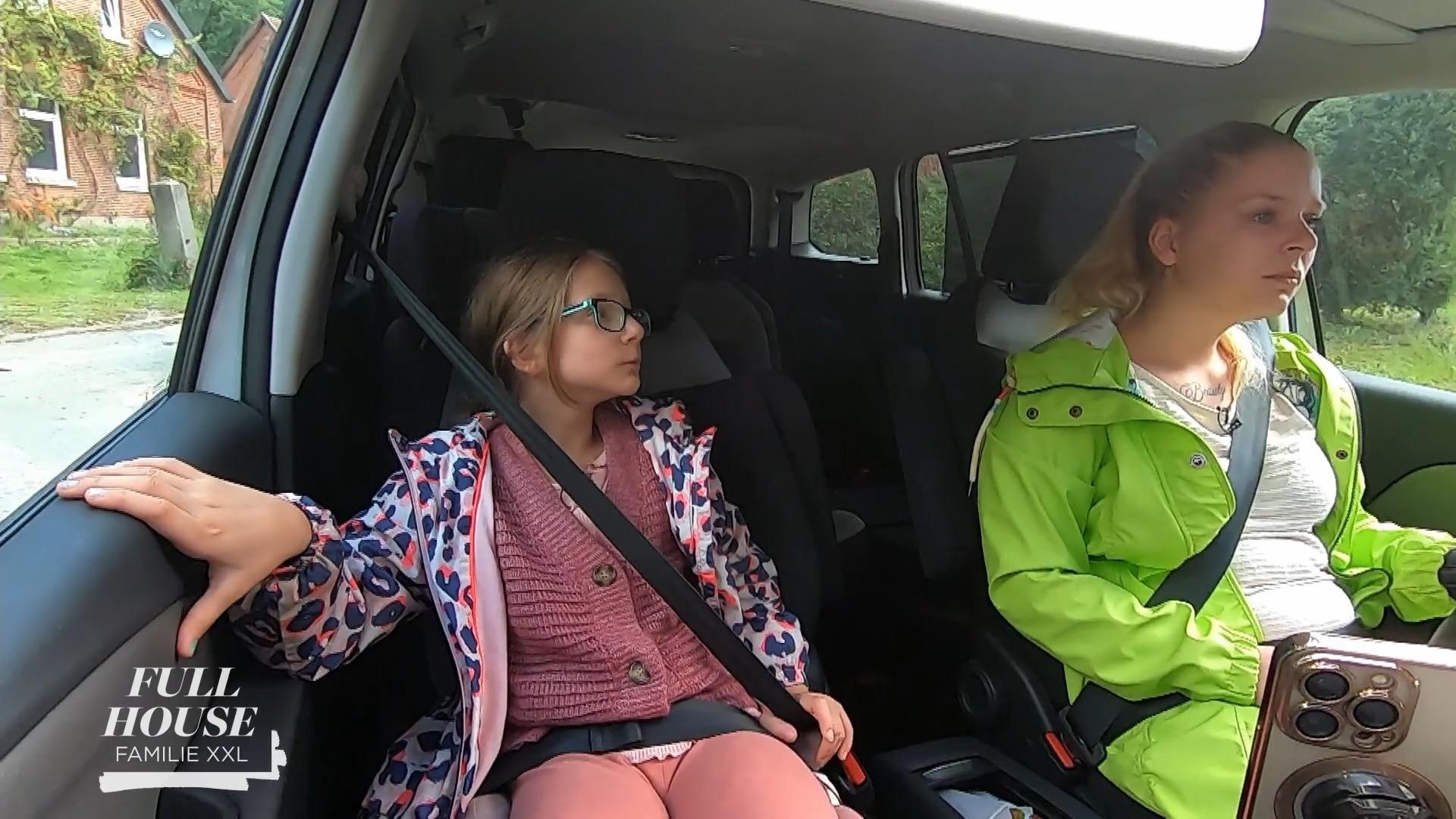 Natalie mit Emily auf dem Weg zum Augenarzt