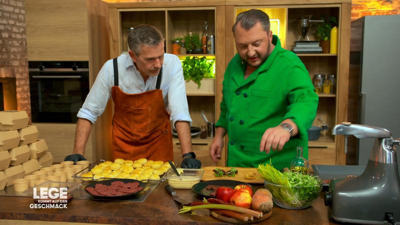 Dirk Steffens probiert Leges Schnecken-Burger
