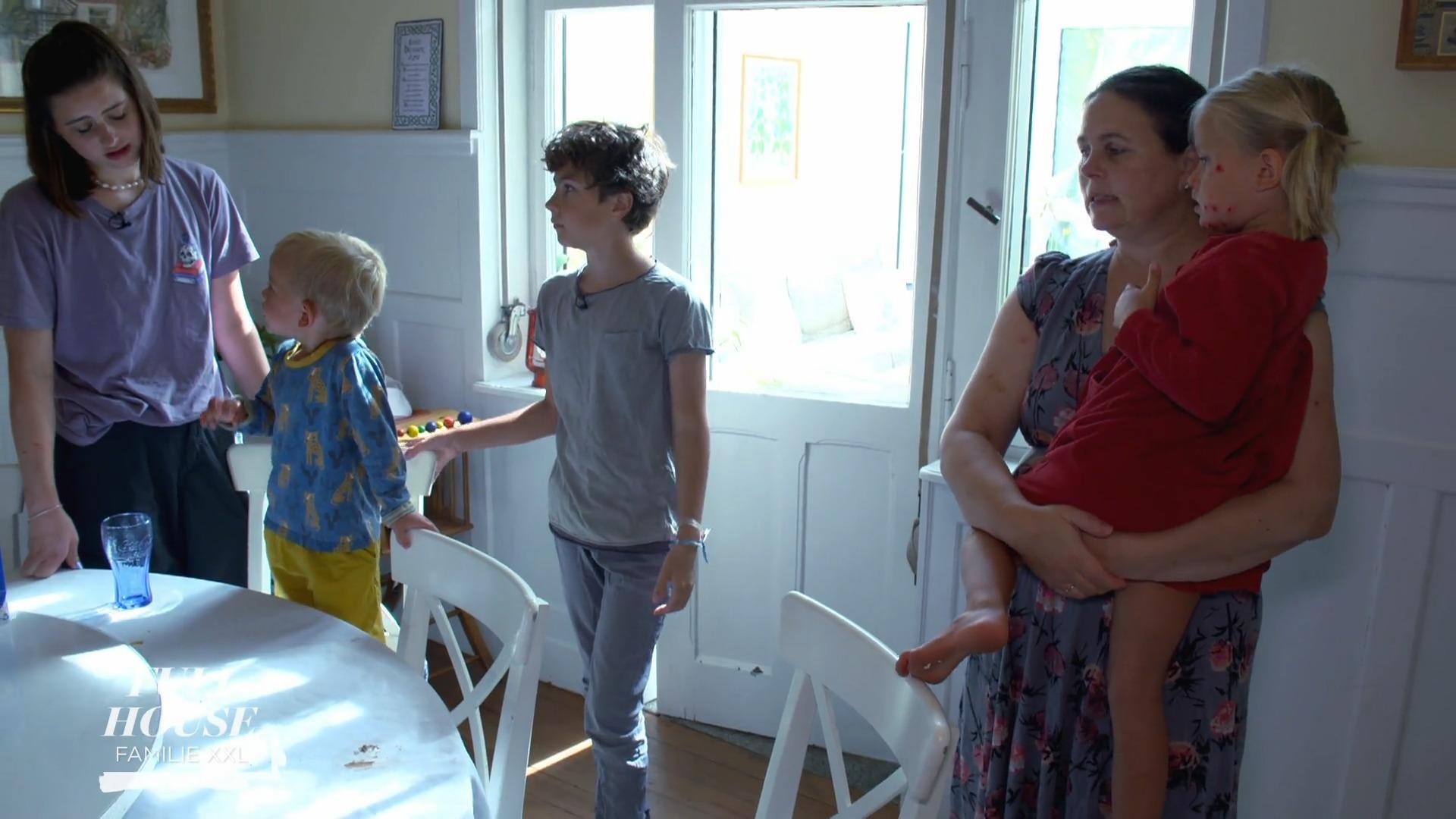 Oma Eva macht die Babysitterin
