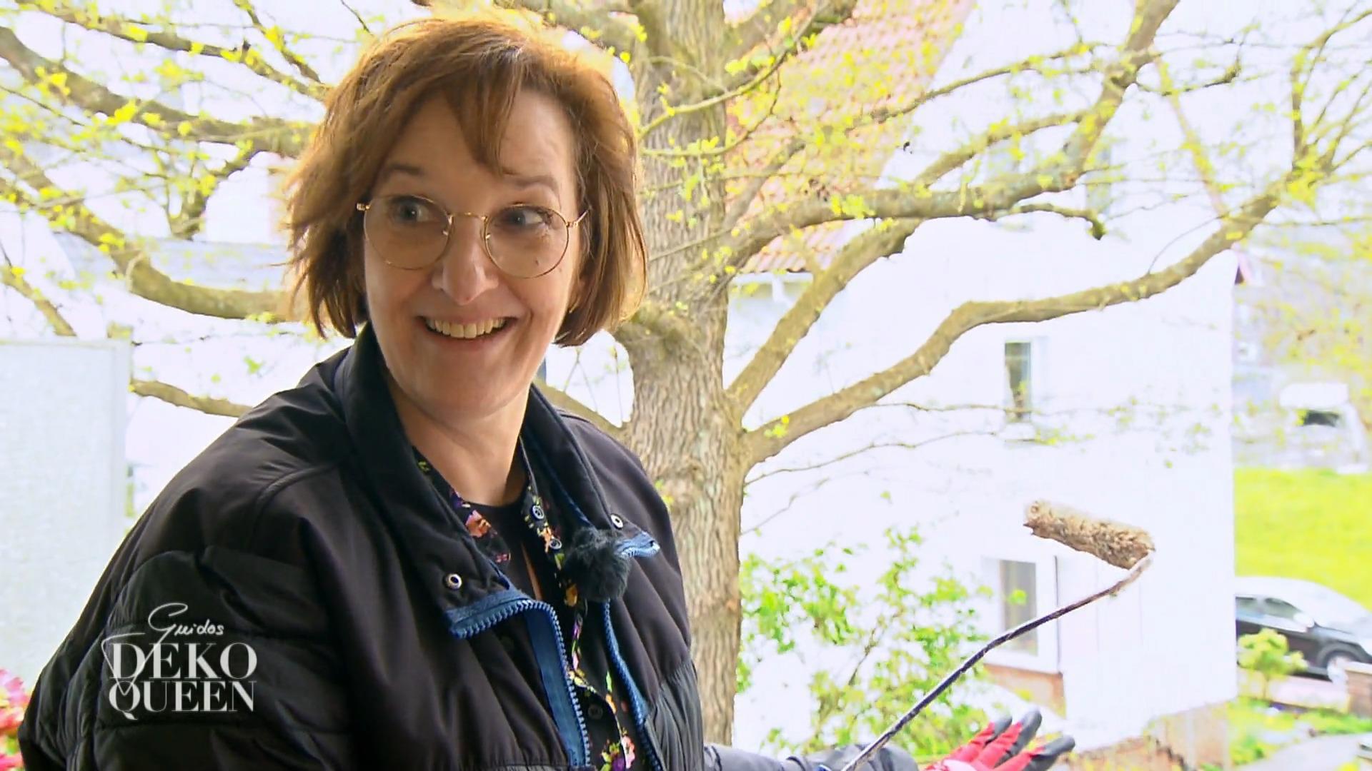 Jana gegen den Karton, Karin gegen die Latten
