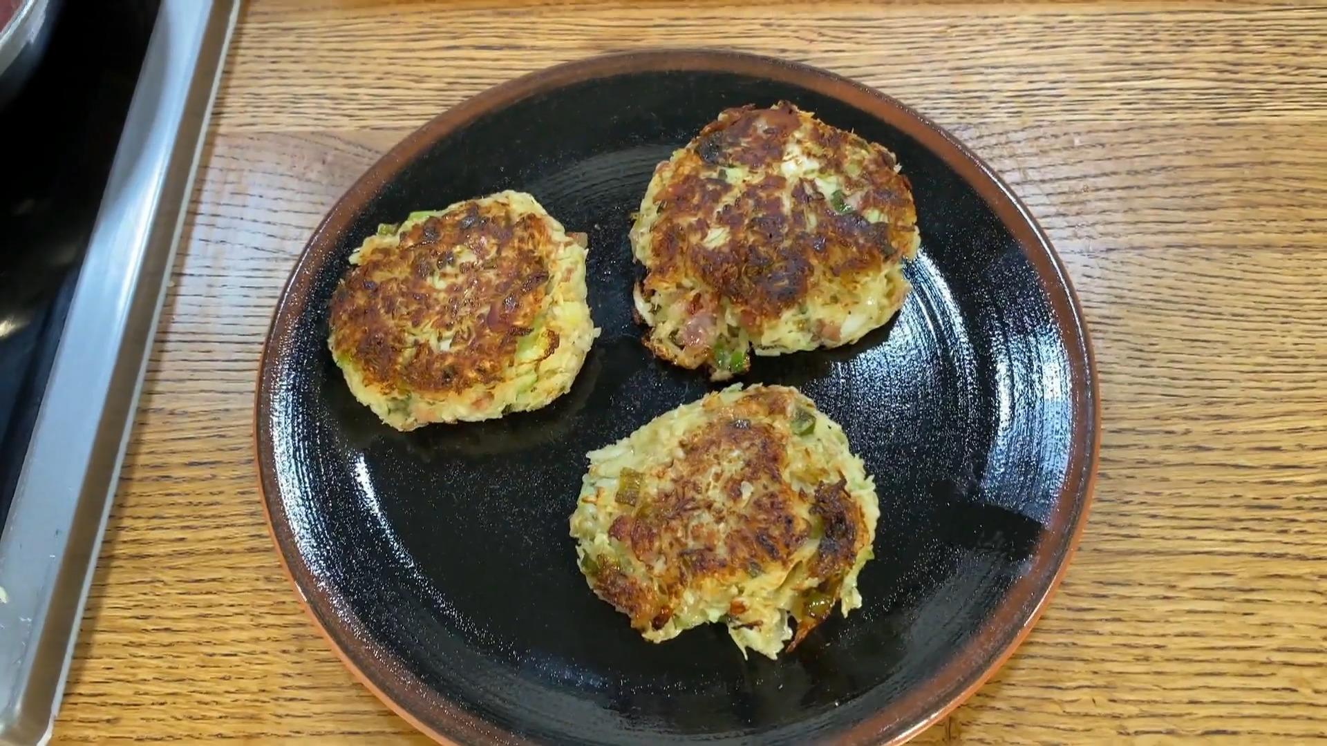 Leckere Weißkohl-Frikadellen mit Frühlingslauch und Speck