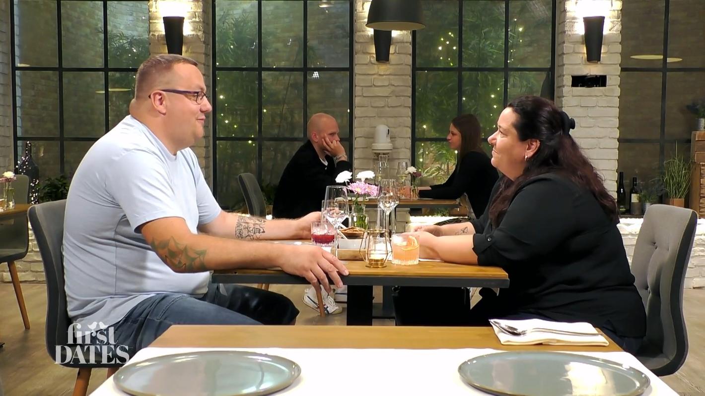 First Dates: Diese Singles gestehen sich gegenseitig, dass sie noch nie ...