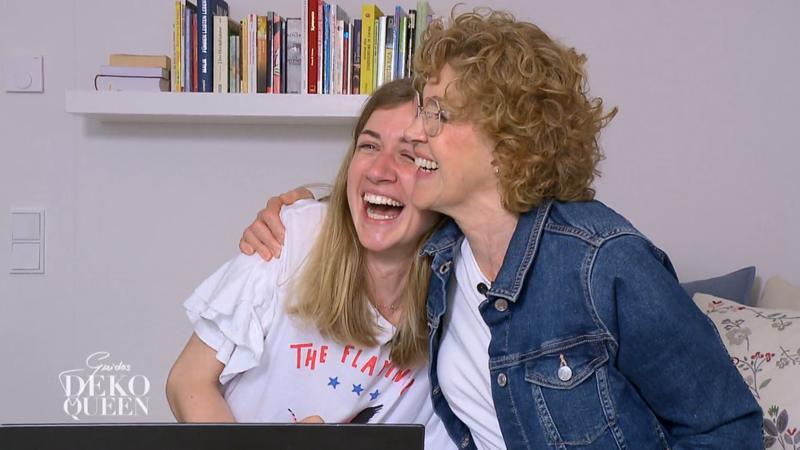 Dieses Mutter-Tochter-Gespann ist guter Dinge