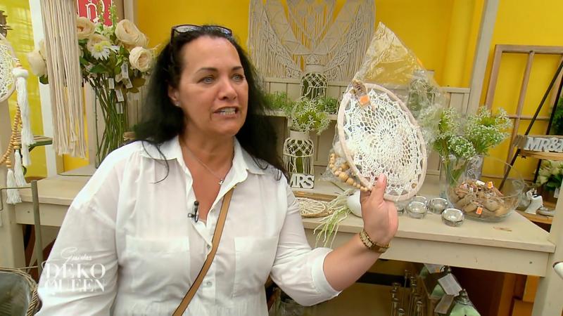 Alexandra auf der Suche nach Accessoires