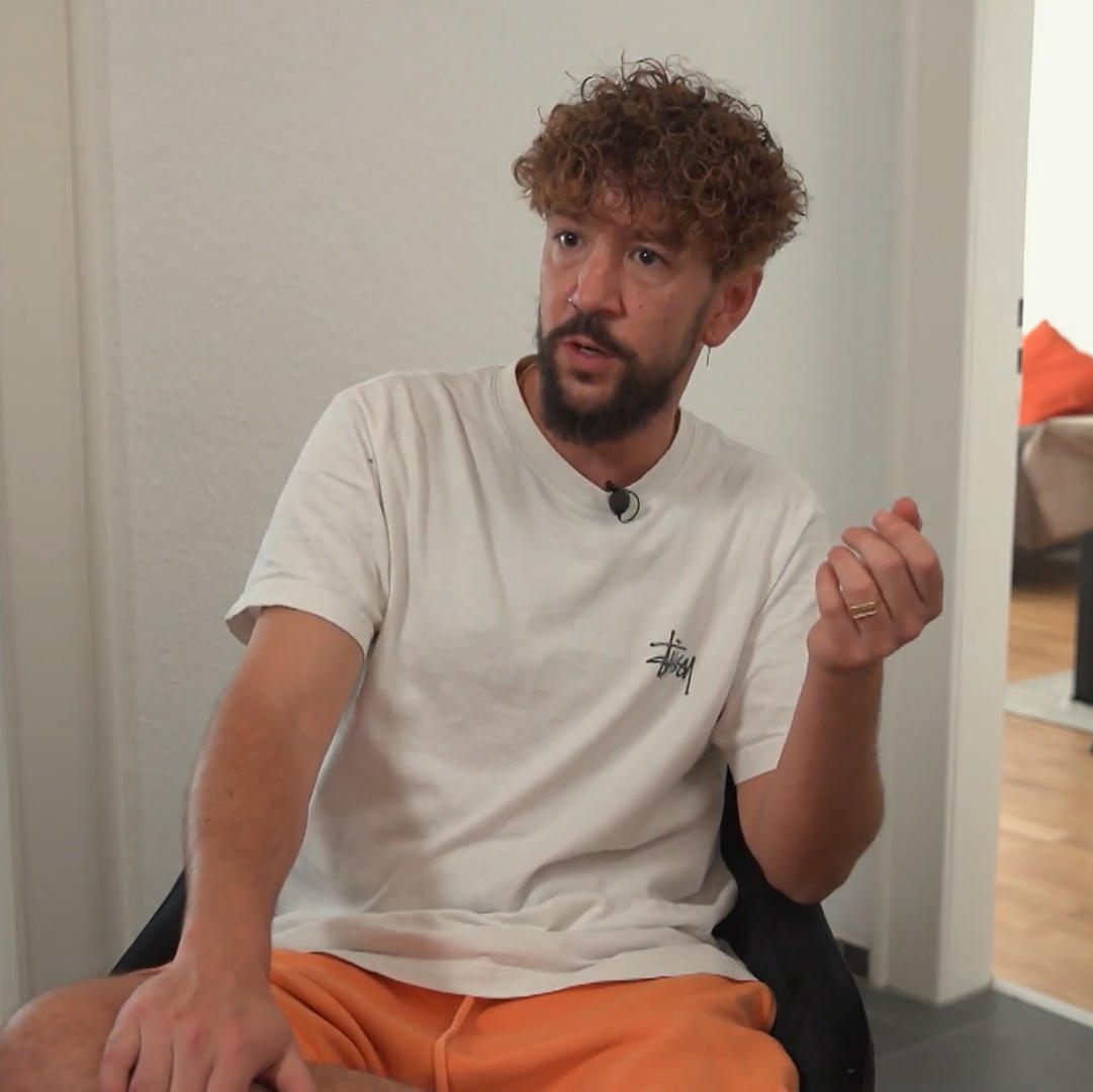 Johannes produziert selbst Keramik-Produkte