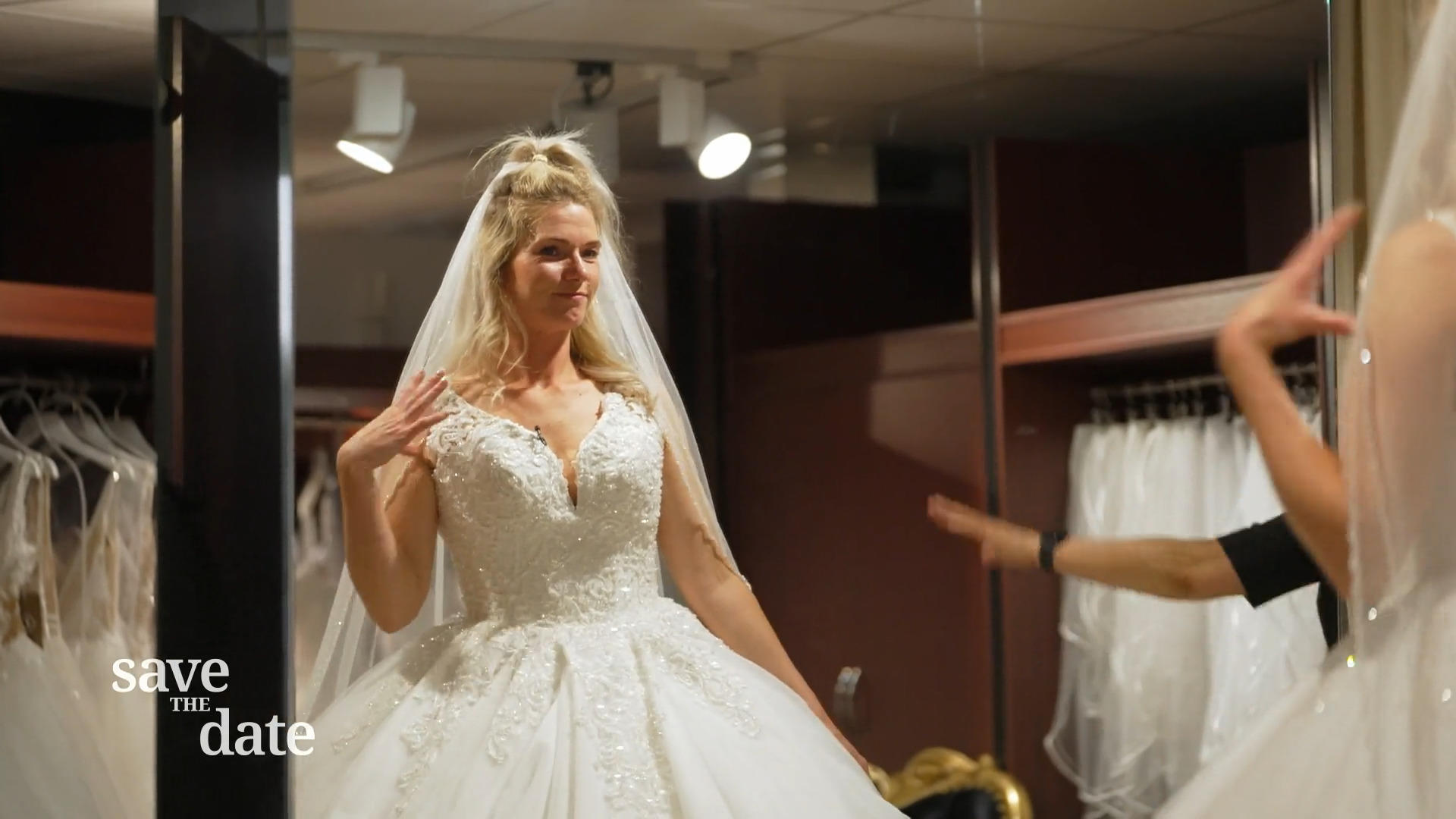 Jasmin probiert schon mal ein Brautkleid an