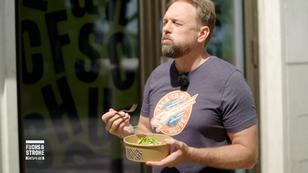 Den Seitenhieb kann sich Steven Gätjen nicht verkneifen