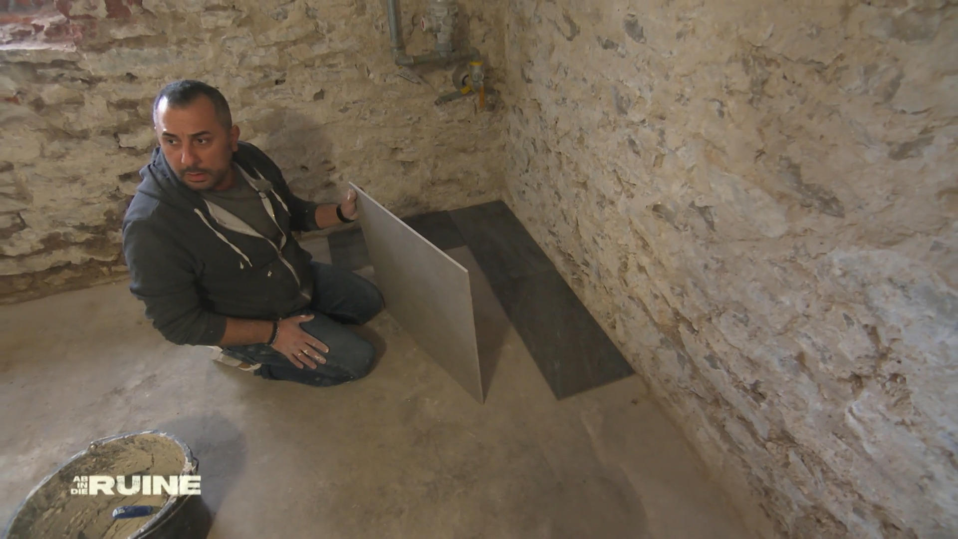 Beim Bodenbelag werden Ali und Daniela kreativ