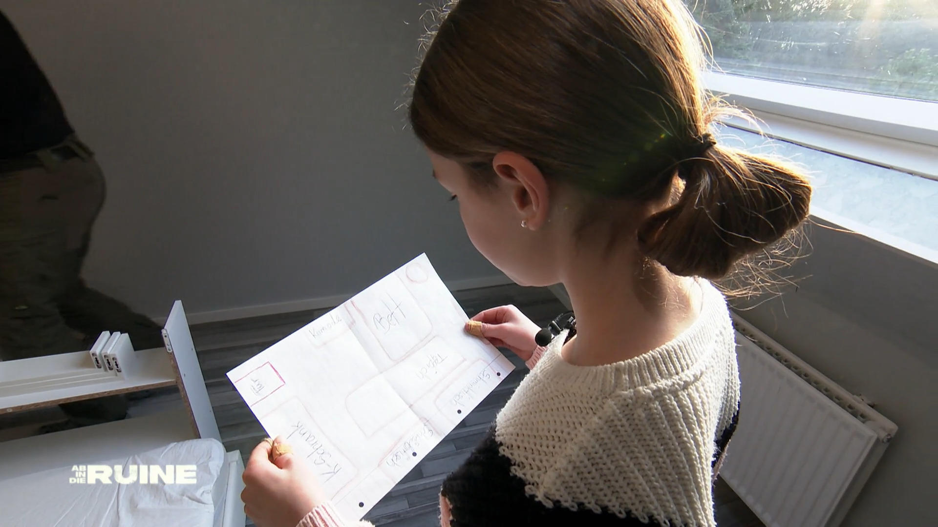 Lea hat sich einen Plan für die Möbel gemacht