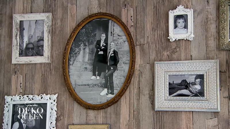Kommode, Gardinenstange und Hochzeitsfotos