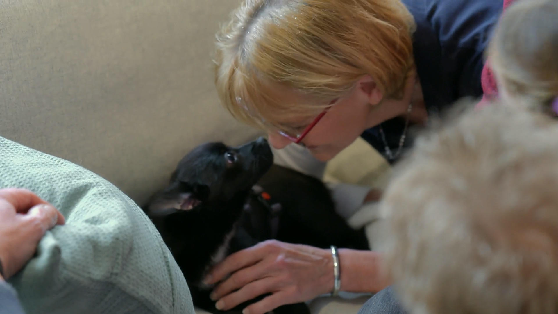 Fiebi lernt die Familienmitglieder kennen