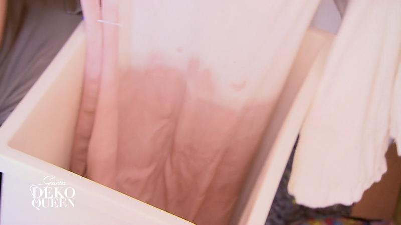 Die Gardine wird gnadenlos rosa gefärbt