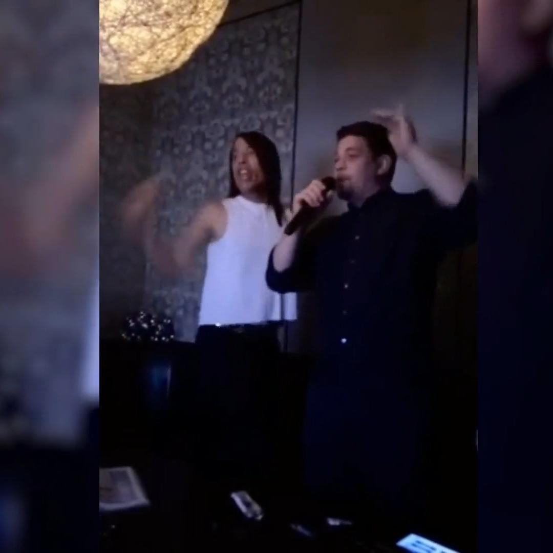 Jorge Gonzalez und Tim Mälzer singen