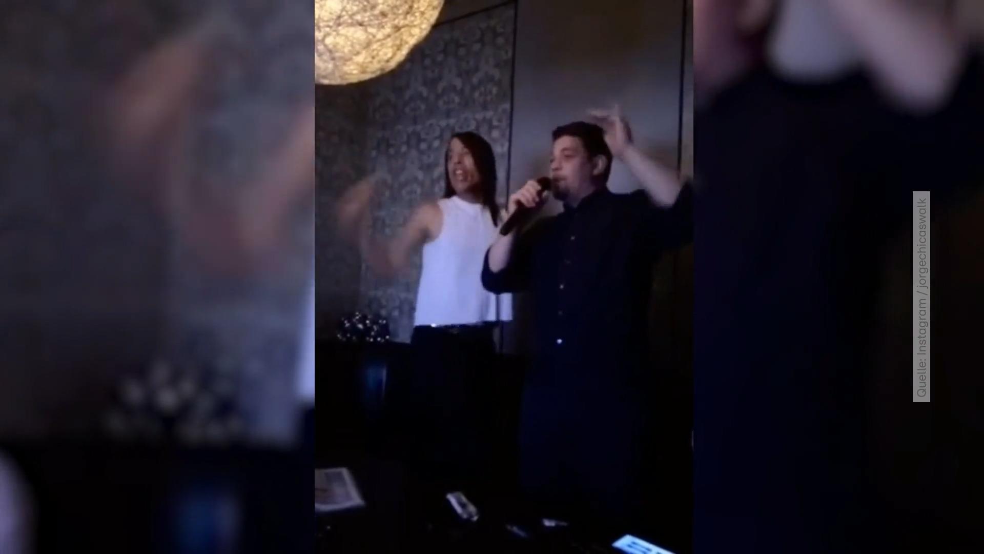 Jorge Gonzalez und Tim Mälzer singen