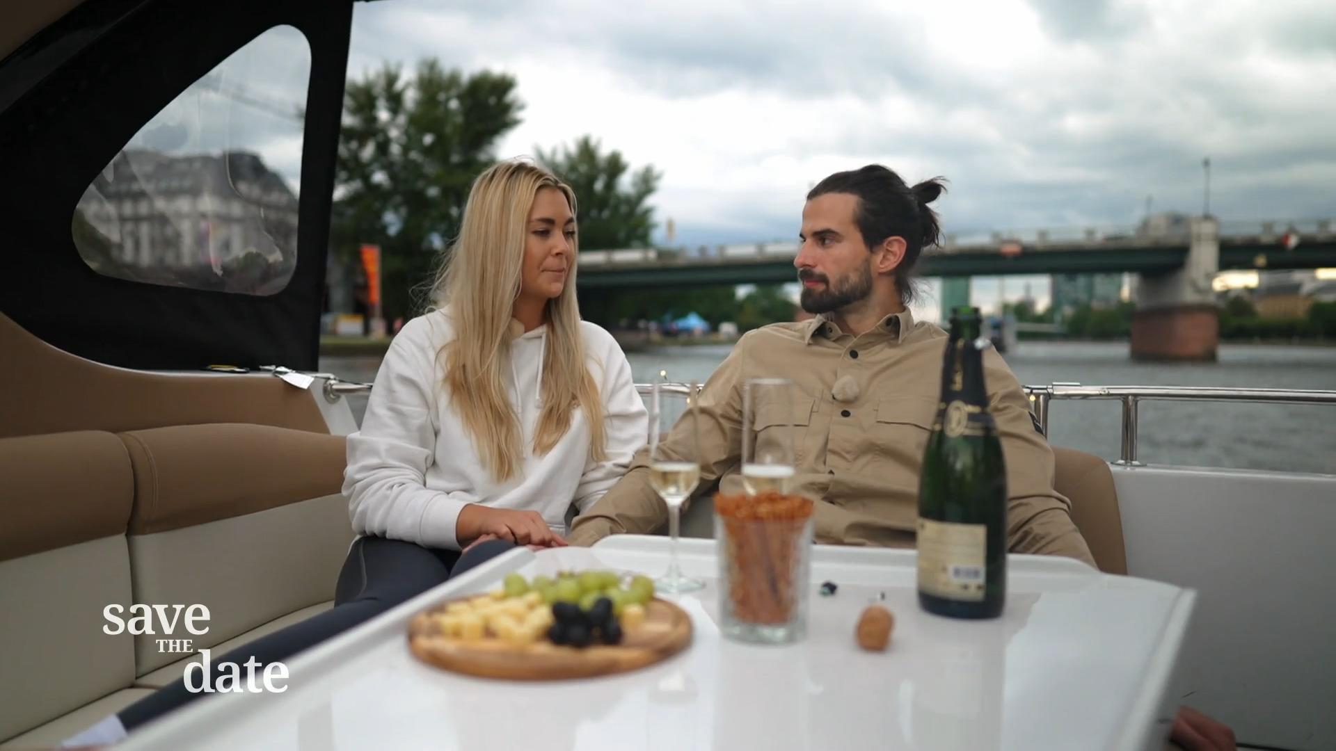 Daniel und Katharina haben ein Date auf dem Wasser