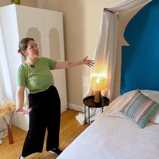 In Lenas "kühlem" Schlafzimmer ist behagliche Gemütlichkeit eingezogen