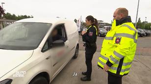 Dieser Fahrer geht ein großes Risiko ein