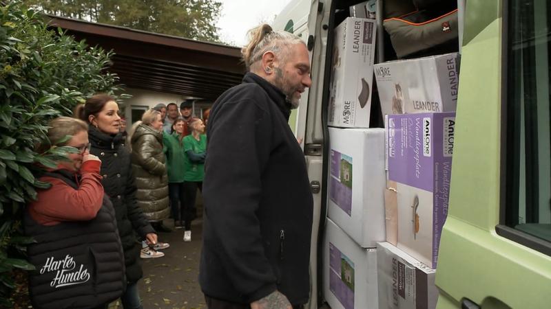 Ein Wagen mit Spenden sorgt für Freude