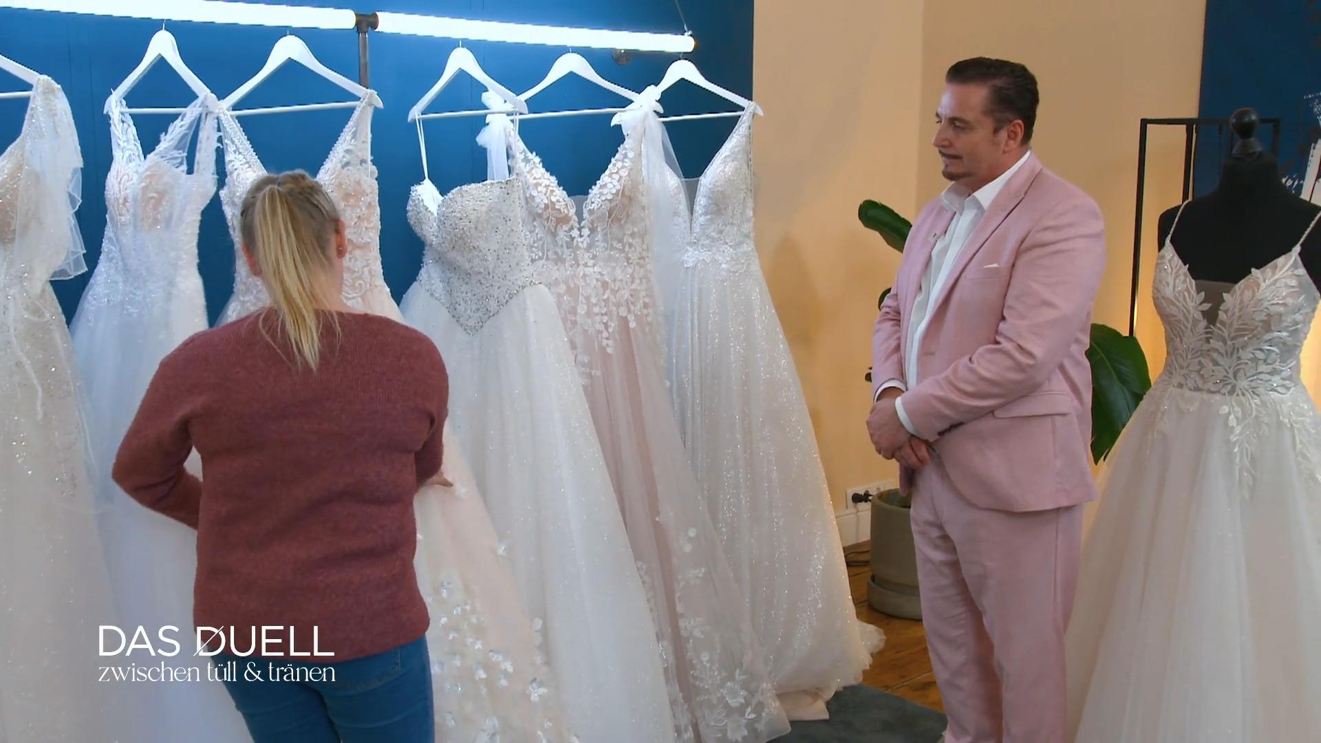 Wie reagiert Lina auf Uwes Modelle?
