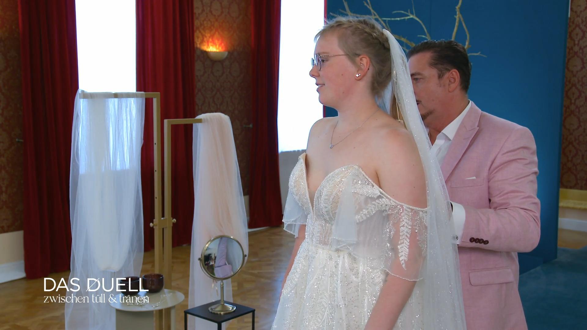 Lina gefallen plötzlich Carmen-Träger!