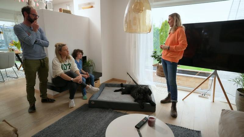 Familie Hastl bekommt Besuch von Hundetrainerin Larissa