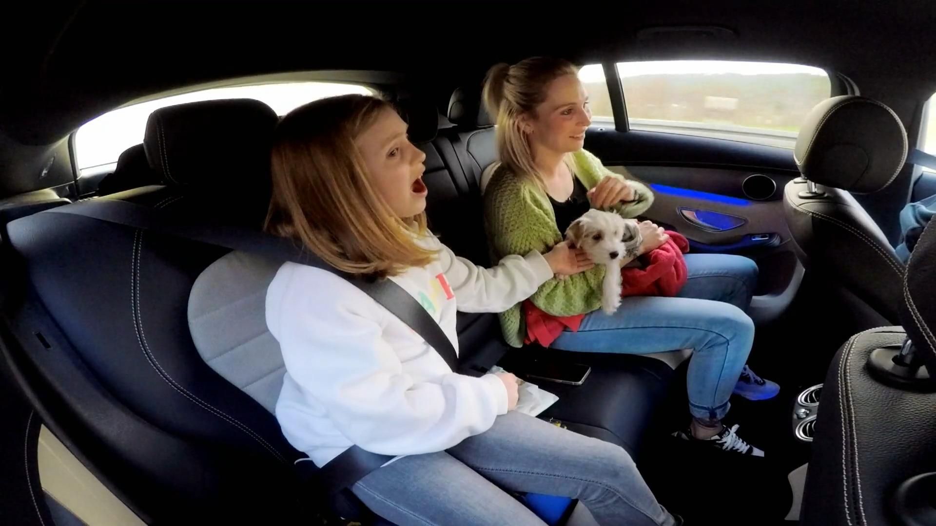 Familie Richter fährt mit ihrem Welpen nachhause