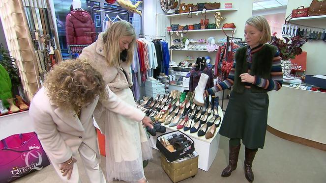 Marion weiß nicht, welche Schuhe sie kaufen soll.