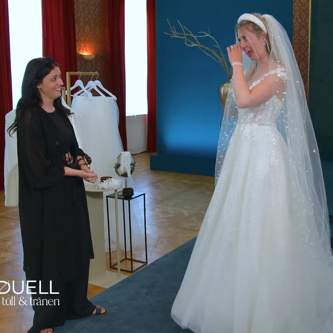 Elaine haut die Braut mit ihrem ersten Kleid komplett um