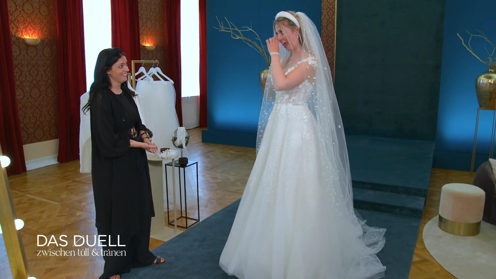 Elaine haut die Braut mit ihrem ersten Kleid komplett um