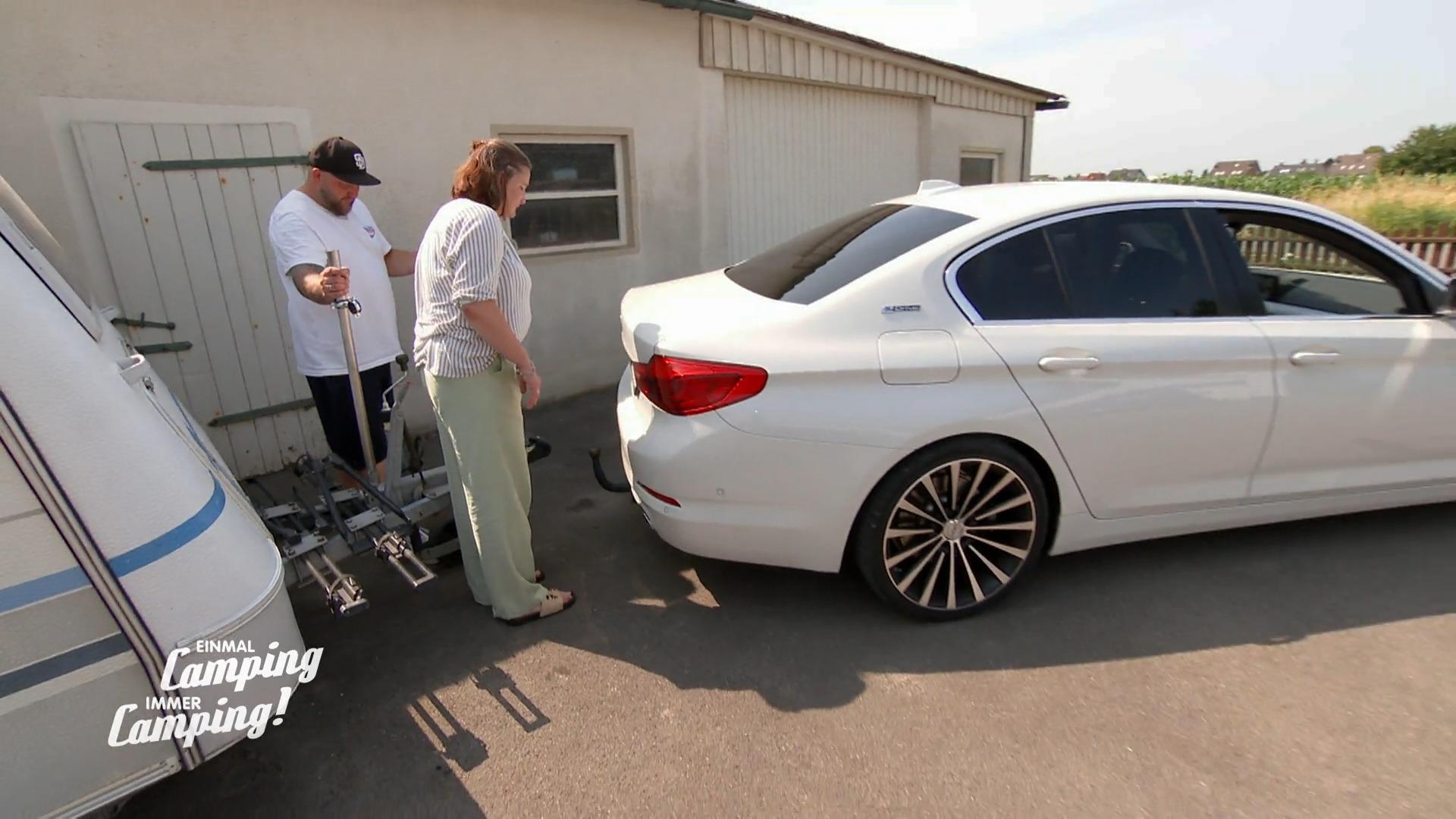 Der neue Wohnwagen wird abtransportiert