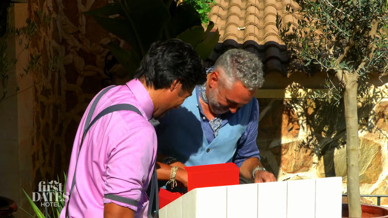 Erwischt - Roland macht sich über Geschenke her